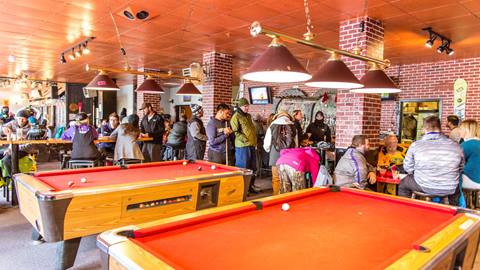 hoots bar and grill at snowshoe mountain